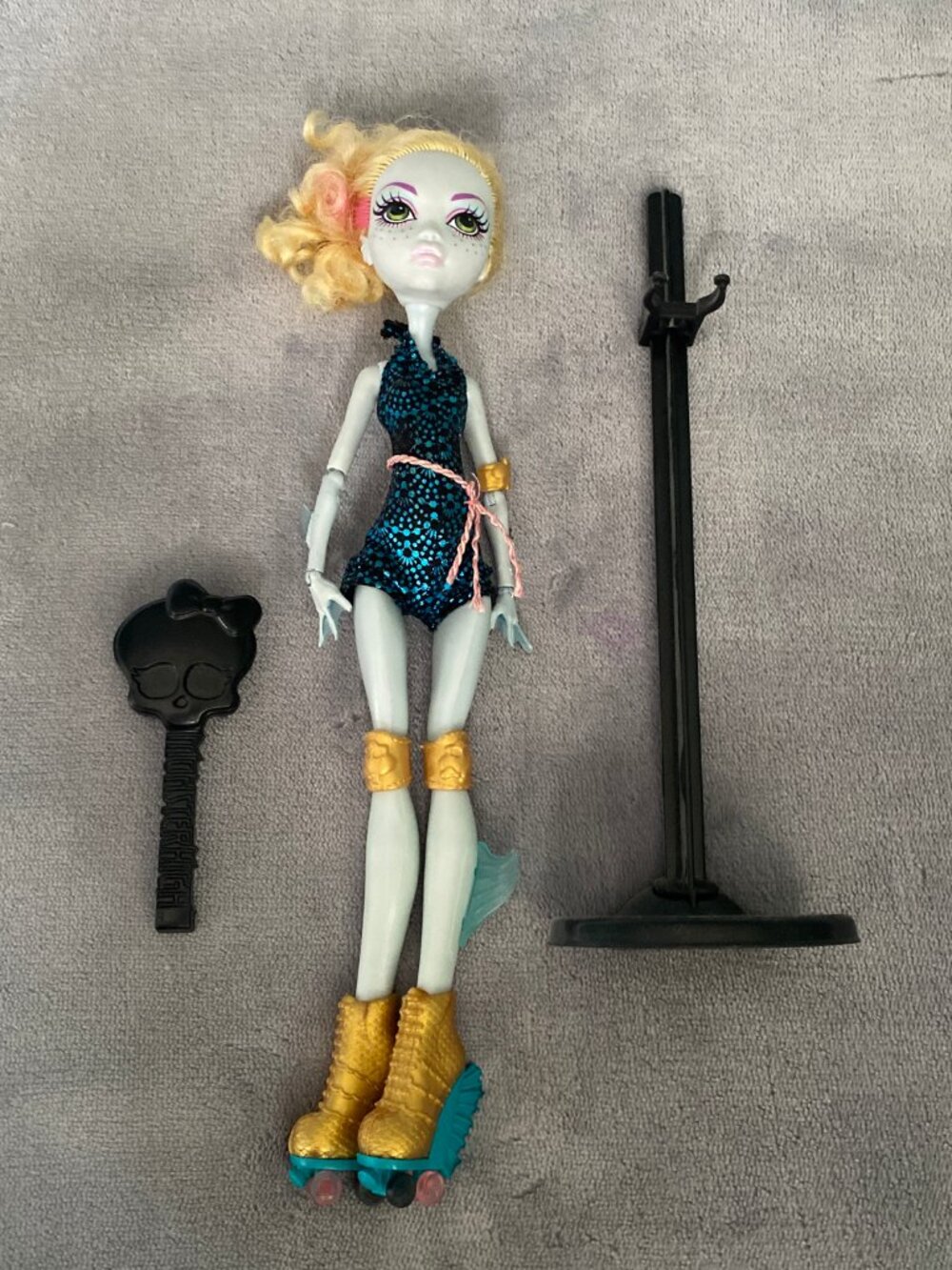 Monster High Lagoona Blue Wheel Love Roller Skate Date Doll Mattel Stand